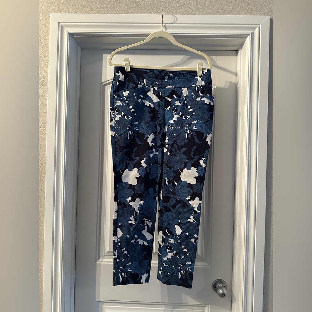 Chico’s Perfect Stretch Floral Print Straight leg Pants in Blue and White